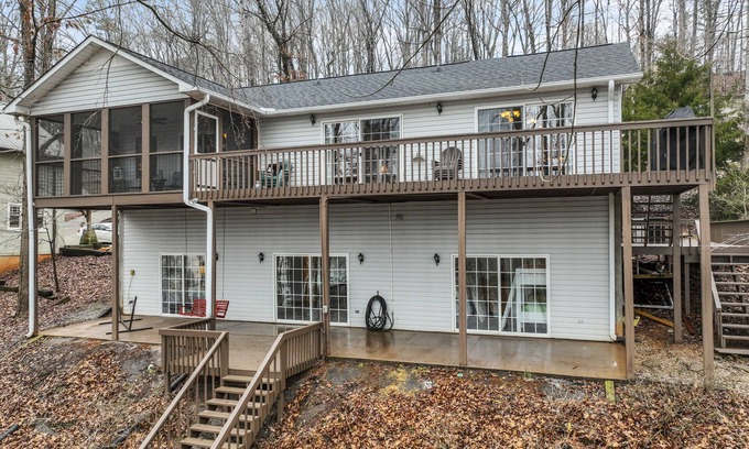 Westminster Casa | Lakefront 4BR w/ dock, lake toys - family fun - Check out our reviews!