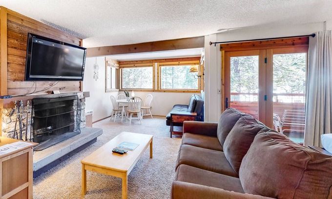 Tahoe Woods Apartamento | Well-Equipped Second-Level Studio w/Free WiFi, Balcony, & Shared Outdoor Pool