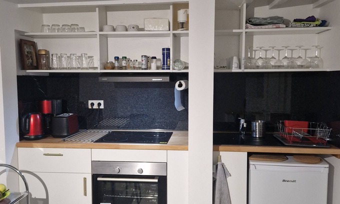 La Courneuve Apartamento | Well-equipped studio, WC, key, kitchen with hob, oven, microwave,