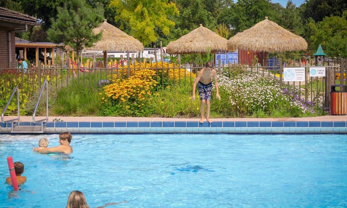 Voorthuizen Alquiler De RV | Well Furnished Tent Lodge with Terrace near Veluwe