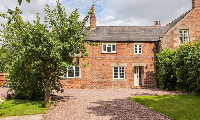 Chester Cabaña | WELL HOUSE FARM FLAT 1, pet friendly, with a garden in Bretton