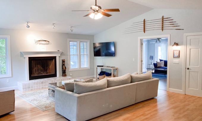 Harbert Casa | Well-kept home with private outdoor pool, free WiFi, and pool table