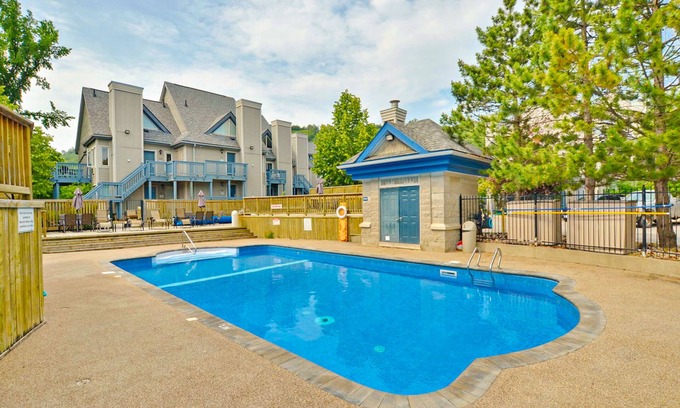 Craigleith Casa | Estudio bien ubicado con piscina de temporada compartida, tenis y bañera de hidromasaje durante todo el año.