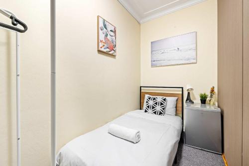 Auburn Casa | Well-Located Single Room in Auburn - Near Station and Shops - Shared Bathroom