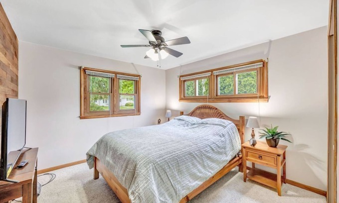 Menasha Casa | Well maintained home. Close to events. EAA, Packer games, Mile of Music.