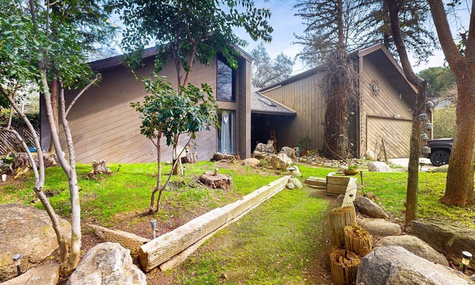 Three Rivers Casa | Well-stocked riverside retreat near Sequoia National Park with large yard & AC