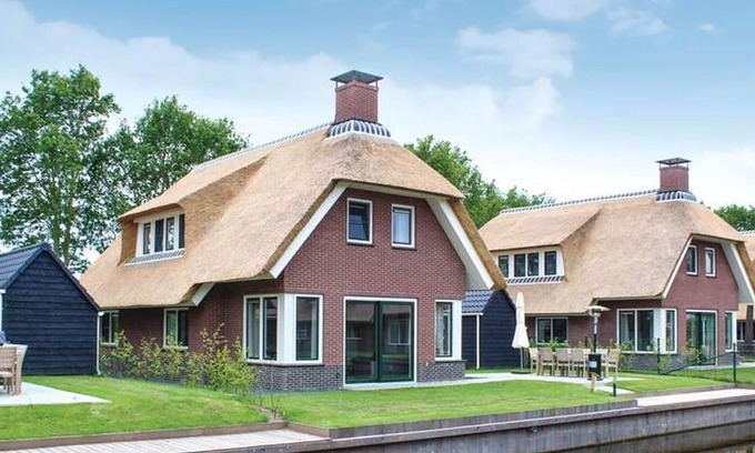 Idskenhuizen Casa | Wellness villa with sauna, at a holiday park on the water in Friesland