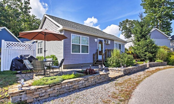 Moody Casa | Wells Beach Cottage with Pool Access about 1 Mi to Coast