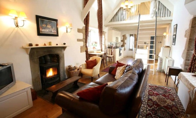 Mathern Otro | Welsh Gatehouse: Historical Castle with EV Charger