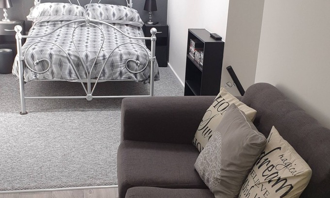 Longford Apartamento | Welsh/Shropshire border Pant, Brand new Annex self contained private entrance.