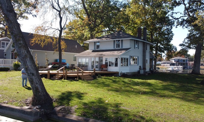 Rochester Casa | Wenopa - Charming 3-bedroom home on a Lake Manitou peninsula in Rochester