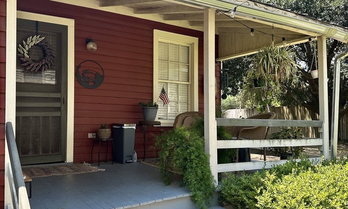 Natchez Cabaña | Wensel Cottage in downtown Natchez Walking distance to most shops & restaurants.