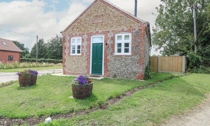 Dereham Casa | WENSUM SPRING, pet friendly, character holiday cottage in Fakenham