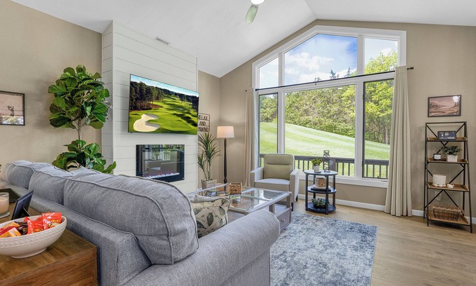 Camdenton Casa | We’re #1 - Tee Box!! Charming Cottage nestled in the heart of Old Kinderhook!!