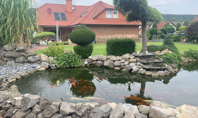 Rinteln Casa | Wesergarten vacation home with fireplace, large garden and well-kept fish pond