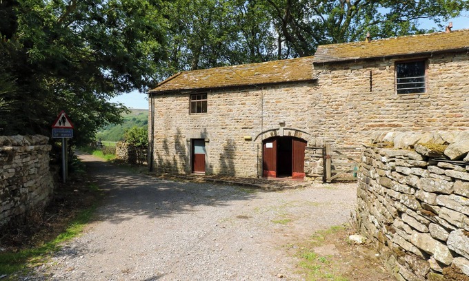 Fremington Cabaña | WEST BARN BUNKHOUSE, pet friendly, with a garden in Reeth