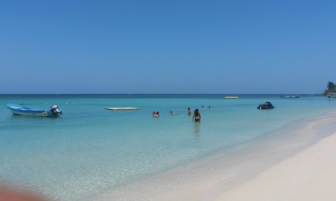 Antoneys Cay Hotel | West Bay Colonial