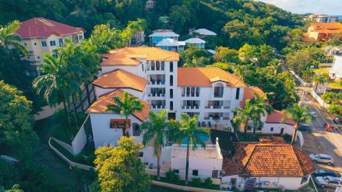 Antoneys Cay Hotel | West Bay Colonial