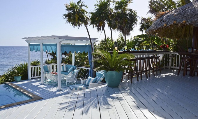 Lighthouse Estates Villa | West Bay, Villa frente al mar con piscina infinita