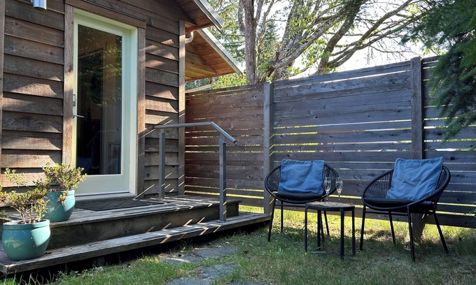 North Cowichan Cabaña | West Coast Cedar Guest Cottage w/treed yard near vineyards & nature trails