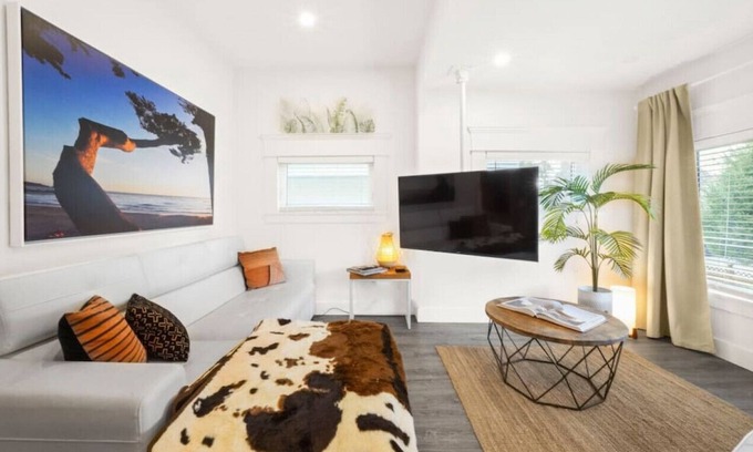 Riley Park-Little Mountain Casa | West Coast Retreat w/Hot Tub+Sauna+WFH - 2BR