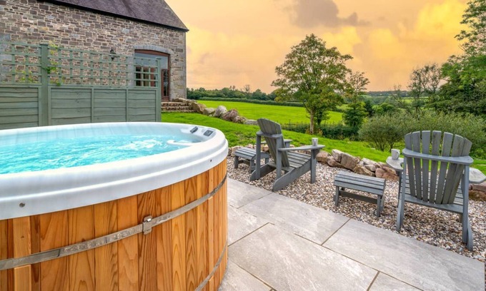 Tavernspite Casa | West Cottage in the beautiful Red Roses