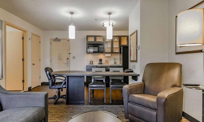West Des Moines Complejo | West Des Moines Getaway! 4 Spacious Units, Fully-equipped Kitchen, Pets Allowed!