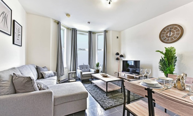 West Ealing Apartamento | West Ealing Serviced Apartment B - 2 Bedroom 2 Bath Parking Near Station