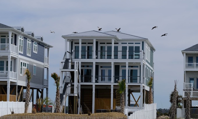 Oak Island Casa | NEW OAK ISLAND WEST END, FRENTE AL OCÉANO Y SONIDO, PISCINA CLIMATIZADA / SPA, ASCENSOR, MASCOTAS OK