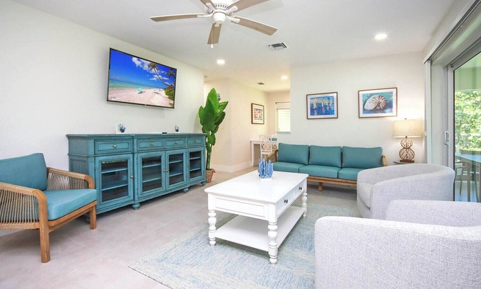 Tradewinds Cabaña | West End Paradise Unit 2 Seahorse 3 - two bedroom suite w/water views
