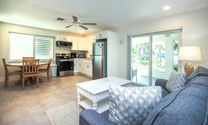 Tradewinds Cabaña | West End Paradise Unit 4 Scallop 5 - One bedroom suite w/water views