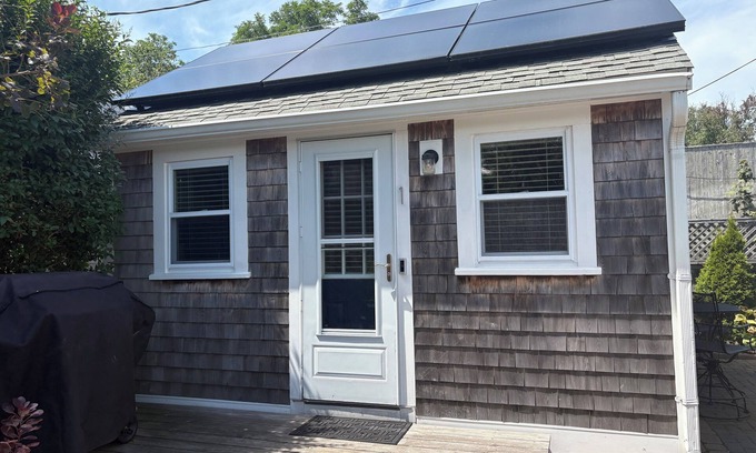 Provincetown Cabaña | West End Cottage / Casa pequeña con patio privado