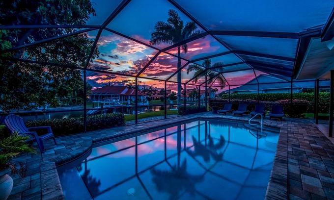 Yacht Club Casa | Piscina West Facing actualizada y Lanai-Walk o bicicleta a playas, bares y restaurantes
