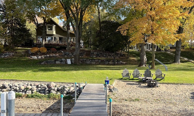 Navarre Casa | Orientación oeste casa frente al lago con 125 pies de Sandy Lakeshore En Minnetonka