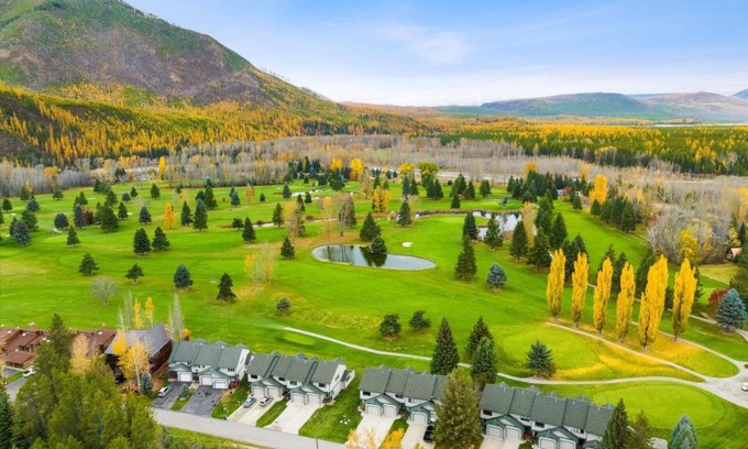West Glacier Condominio | West Glacier Getaway: Mountain & Golf Course Views