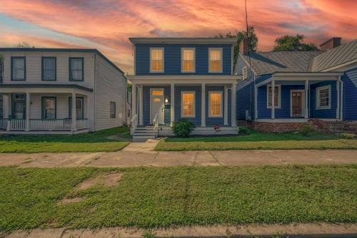 Petersburg Casa | West High 3BR Private Backyard Petersburg Gem