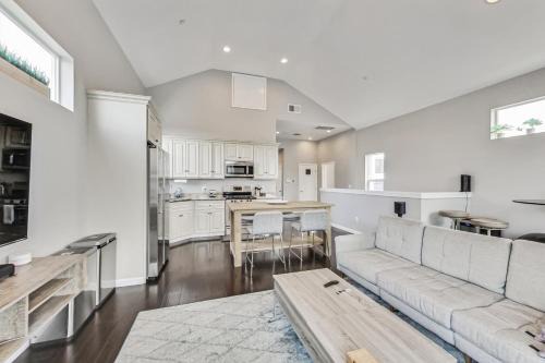 Prescott Casa | West Oakland 3br2ba Top Floor Flat Ideal For Bus