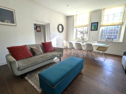 Chichester Casa | West Pallant Georgian Townhouse in City Centre with Courtyards, BBQ & Log Burners - Dogs Welcome! Chichester Holiday Properties