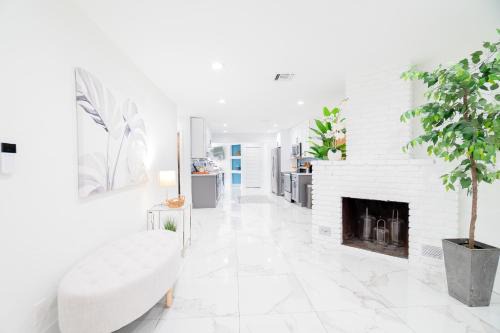Southwest Casa | West Palm Beach Elegant 5BR with Hot Tub and Fire Pit Near Beach