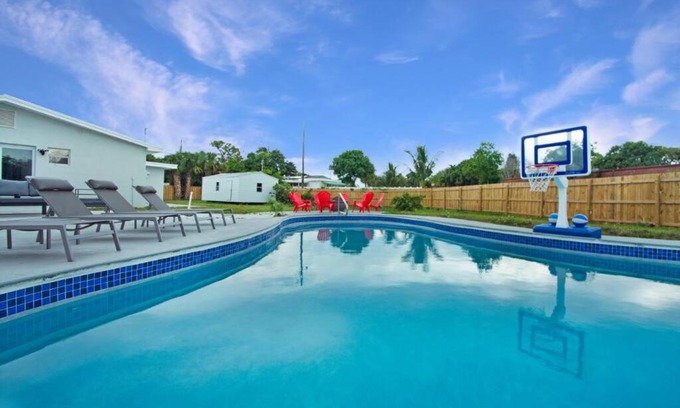 Mangonia Park Casa | West Palm Beach Pool Home- Paxton