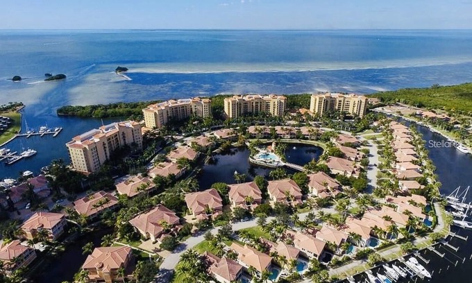 Burnt Store Marina Condominio | West's Endless Summer