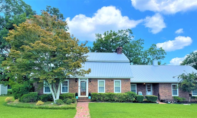 Swansboro Casa | West Shore 4BR/3BA vacation home, walkable to downtown