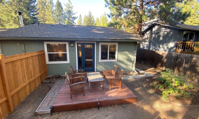 Broken Top Apartamento | West side dog-friendly cozy studio w/ private yard