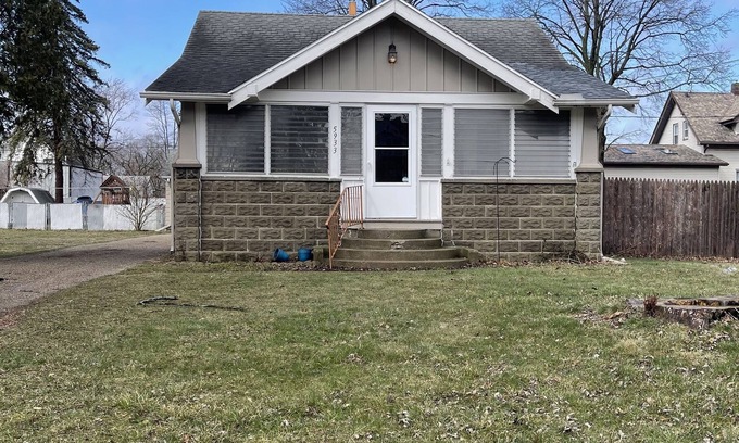Bedford Casa | West Toledo Bungalow