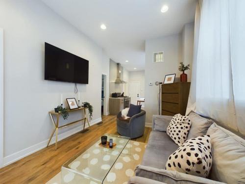 West Town Apartamento | West Town 2BR with In-Unit Laundry and Onsite Parking