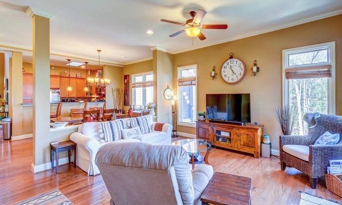 West Union Casa | ¡NUEVO! Lakefront 3BR West Unión Townhome w / Patio!