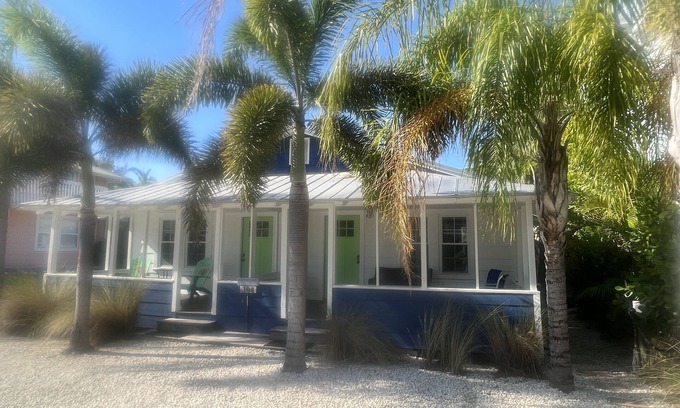 Bradenton Beach Cabaña | West Unit of Beach to Bay Cottage...just 100 feet from Gulf Beach!