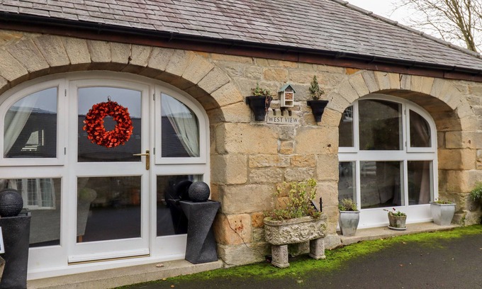 Capheaton Cabaña | WEST VIEW, pet friendly, character holiday cottage in Ponteland