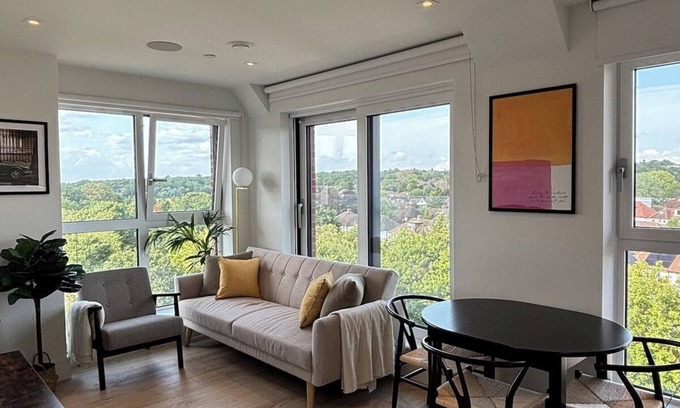 Coombe Hill Apartamento | West Wimbledon, 2 Bedroom Luxury Stay, Free parking, Gym, Working Room