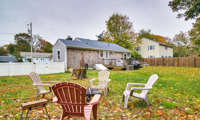 West Yarmouth Cabaña | West Yarmouth Cottage w/ Gas Grill: Walk to Beach!